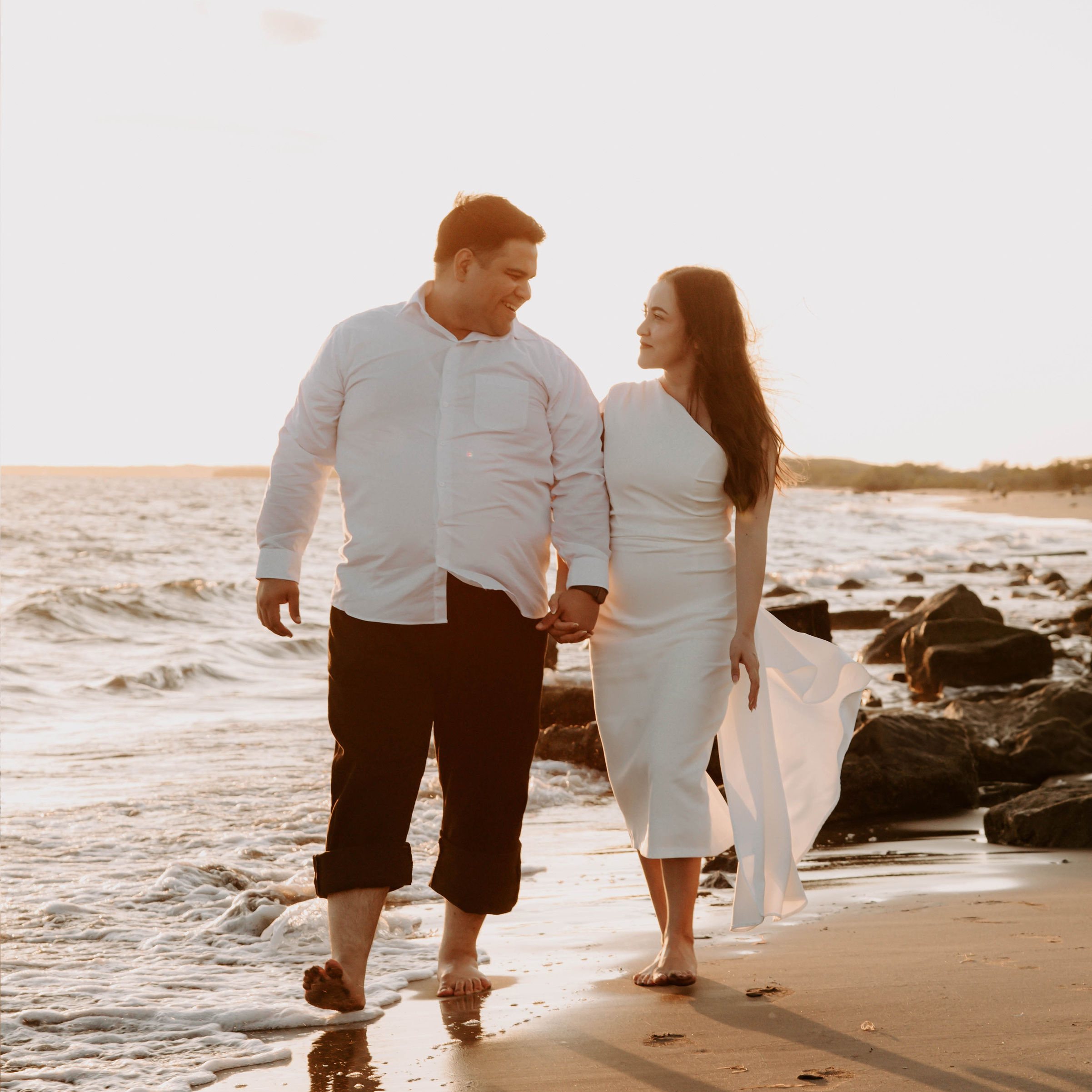 Isaac y Alexia caminando